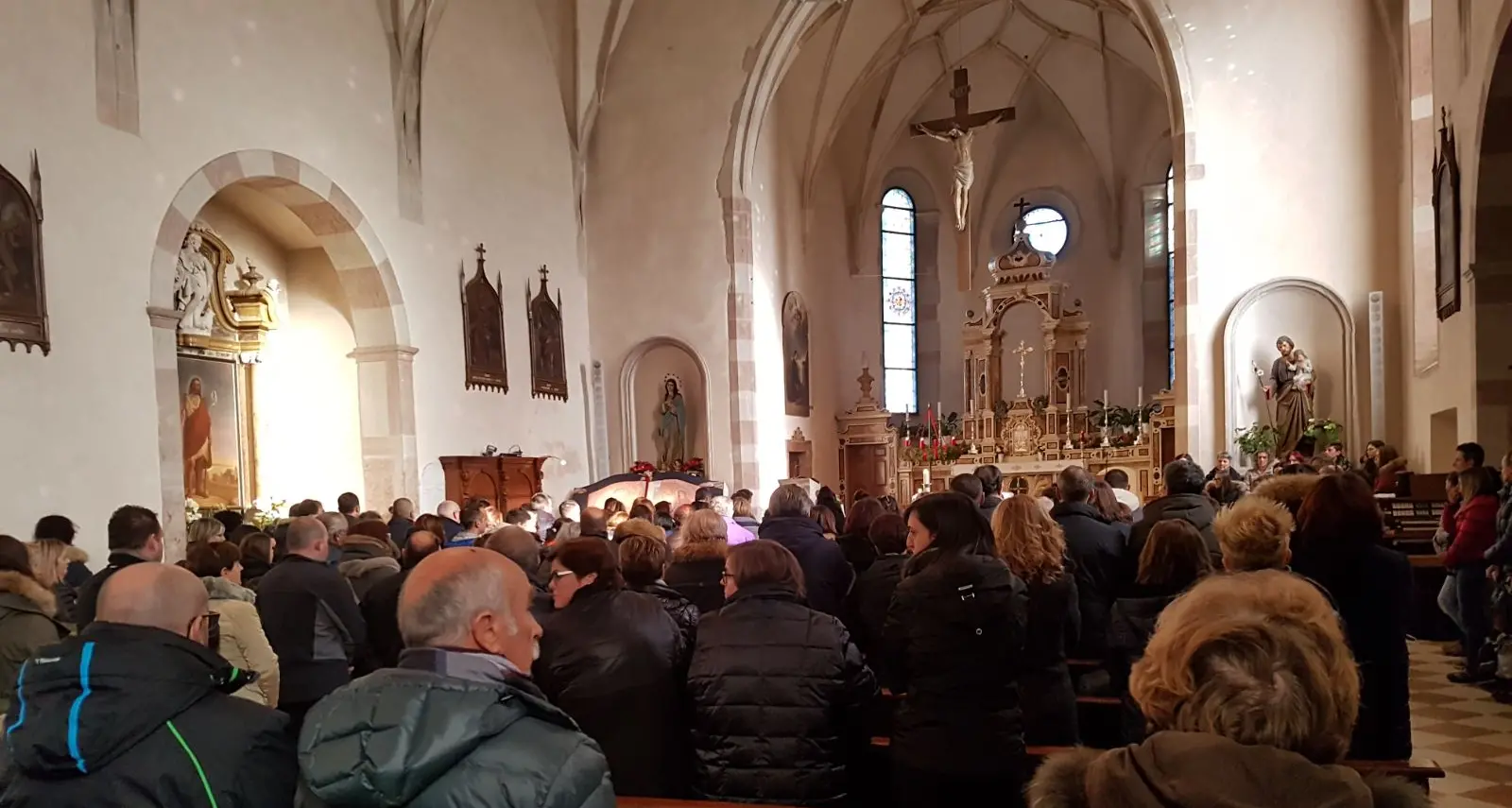 Una chiesa piena di gente e tanto dolore per l'ultimo saluto al piccolo Mario