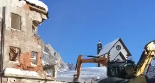Addio all'ecomostro che deturpava passo Rolle