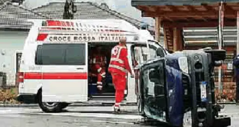 Si ribalta tamponata da un furgone Incolume la guidatrice di 69 anni