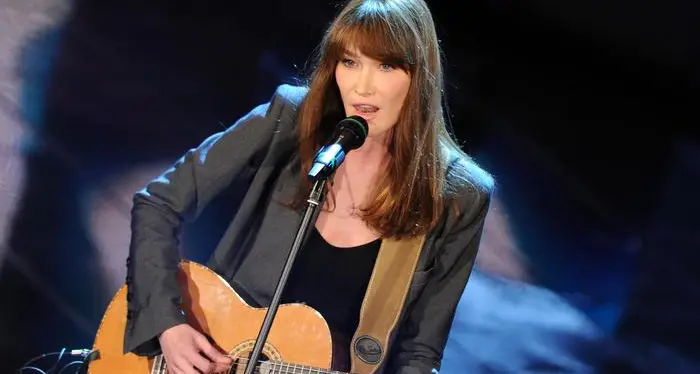 Carla Bruni, 50 anni tra musica, moda e politica