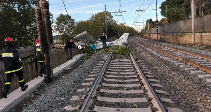 Precipita ultraleggero Due feriti a Roma