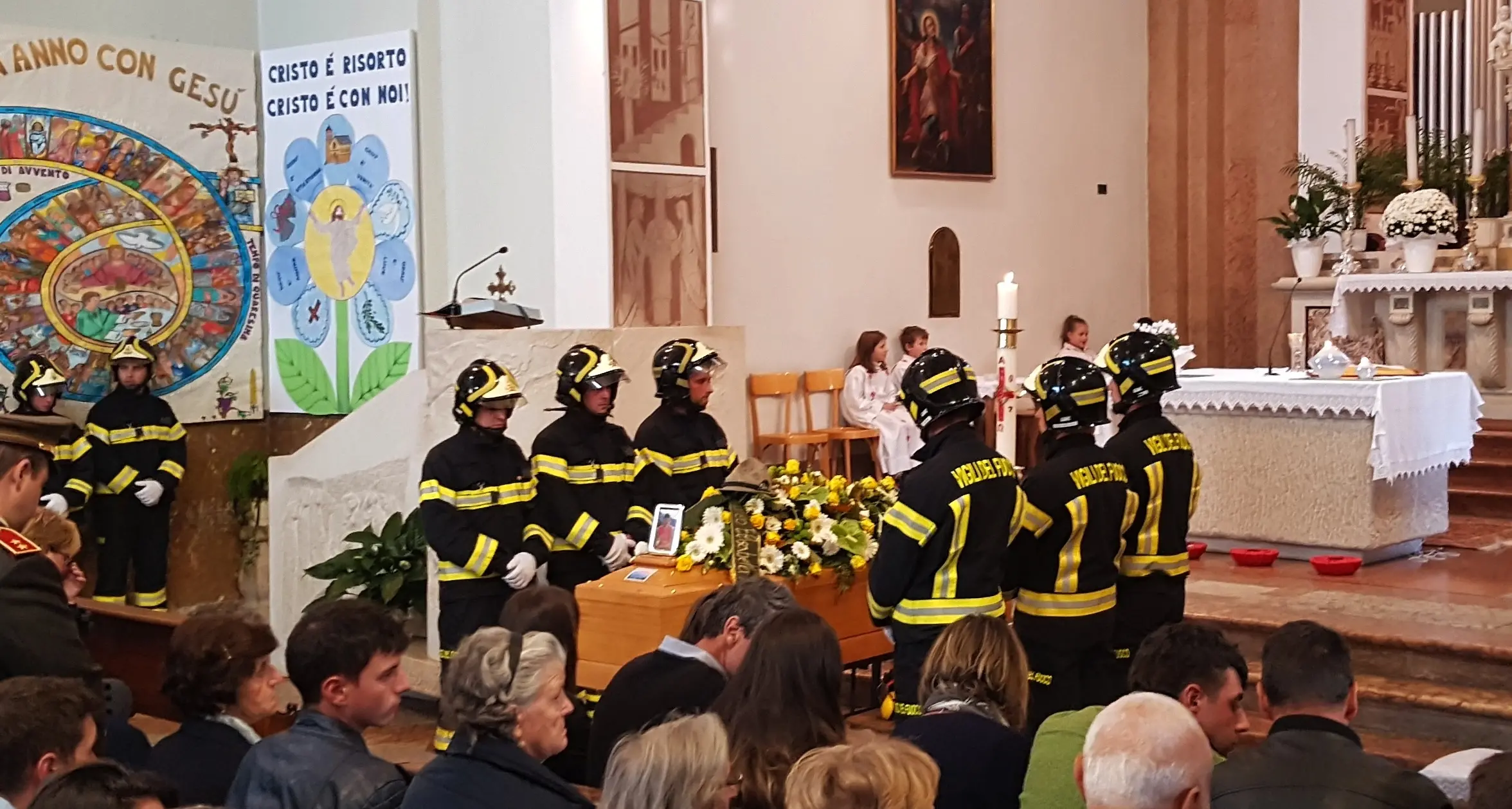 Taio, l'ultimo saluto a Davide Chini L'addio commosso di tutti gli amici Il ventitreenne travolto da un tronco