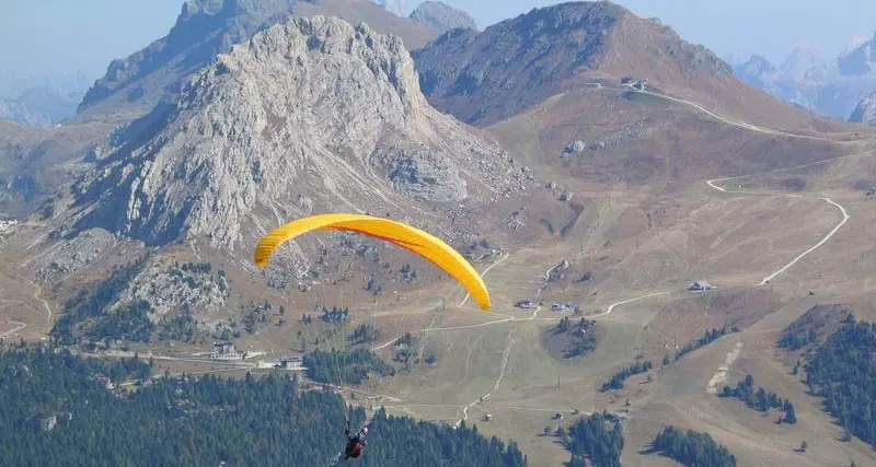 Canazei, precipita con il parapendio ma si salva \"controllando\" la vela