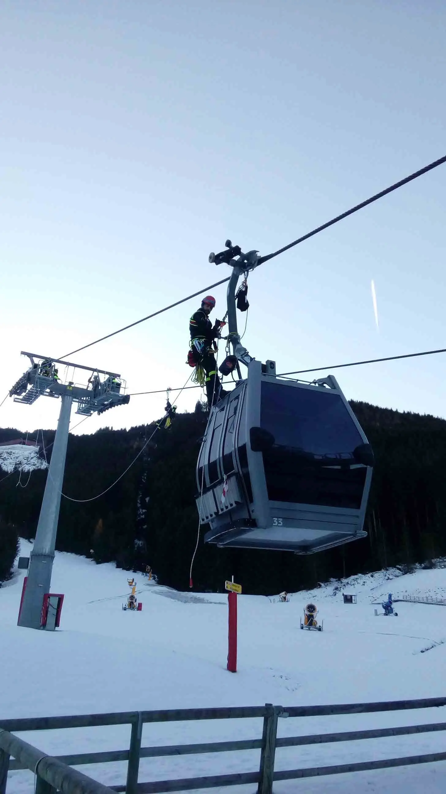 Manovra di soccorso riuscita sulla telecabina del Cermis