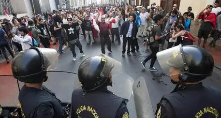 Proteste a Lima contro grazia Fujimori