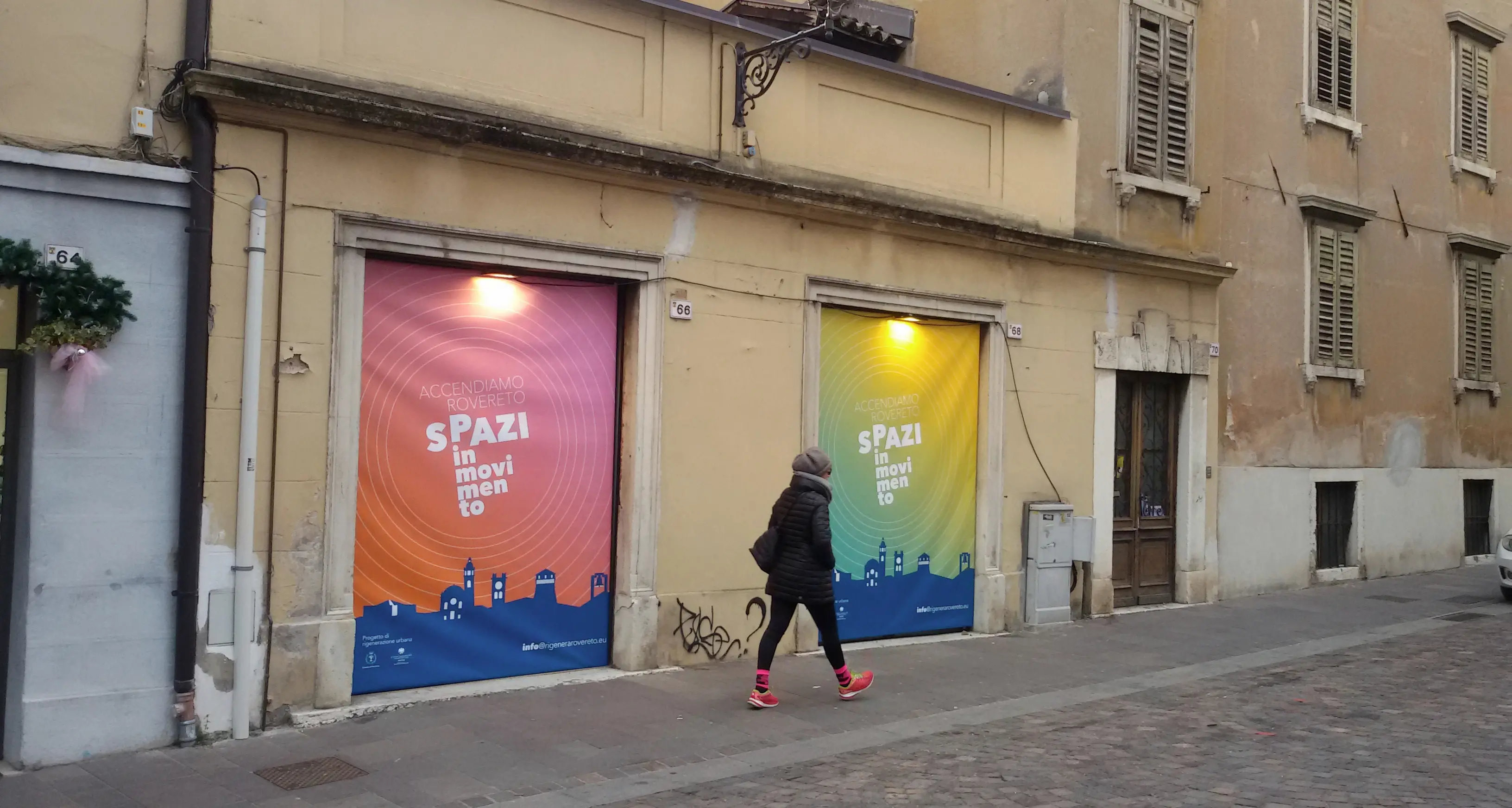 Pannelli sulle vetrine vuote per nascondere la «vergogna» della crisi