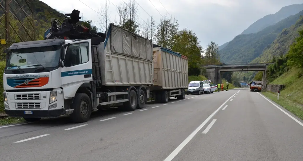 Cimego, camion contro viadotto: strada chiusa
