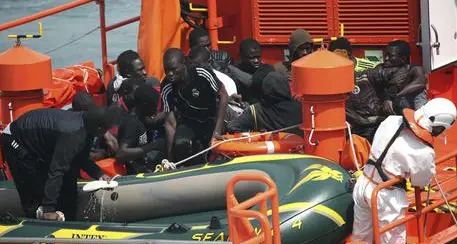 Spagna salva 276 migranti. Erano a bordo di 7 barche