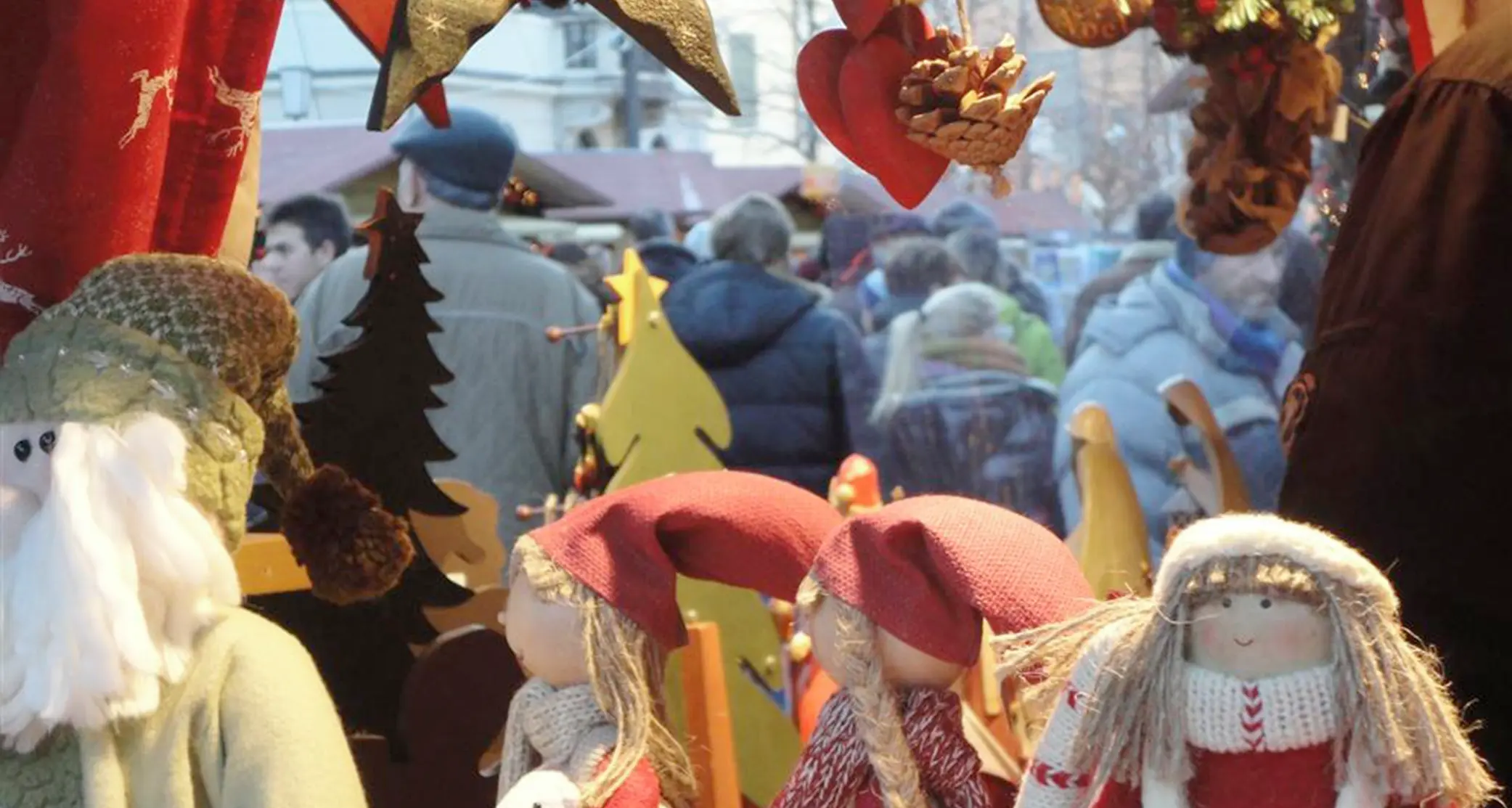 Commercio, a Trento è già Natale Piazza Fiera, oggi mercatini al via Notte bianca: dalle 23 il silenzio
