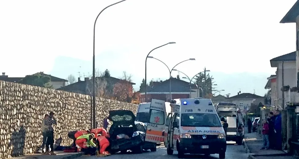 Due pedoni falciati da un auto sul marciapiede Grave investimento in via Unione