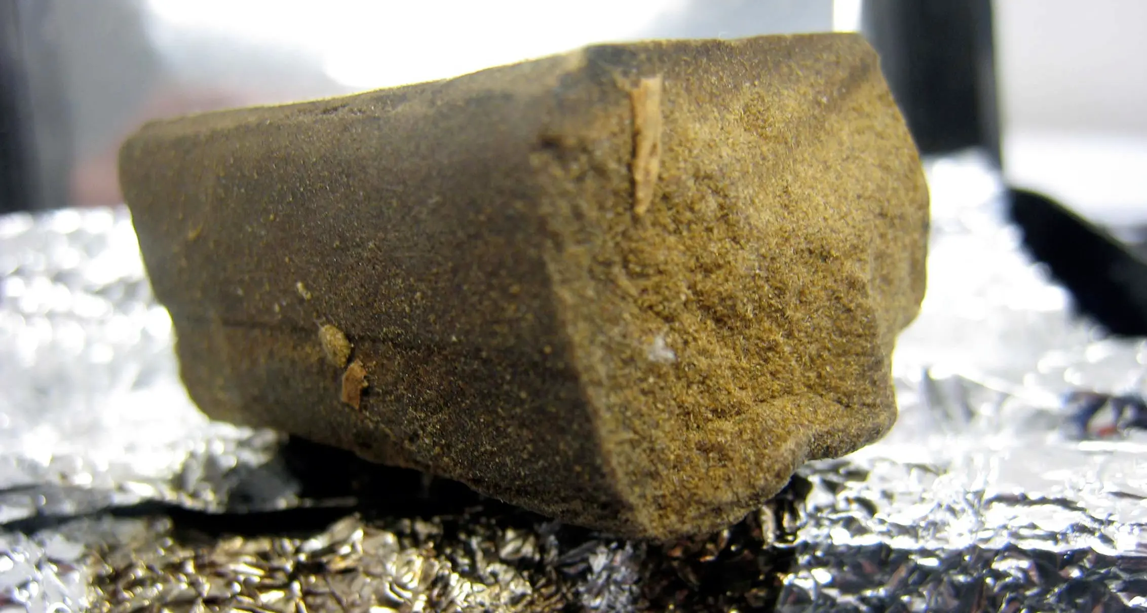 Spaccia hashish al parco, sedicenne arrestato