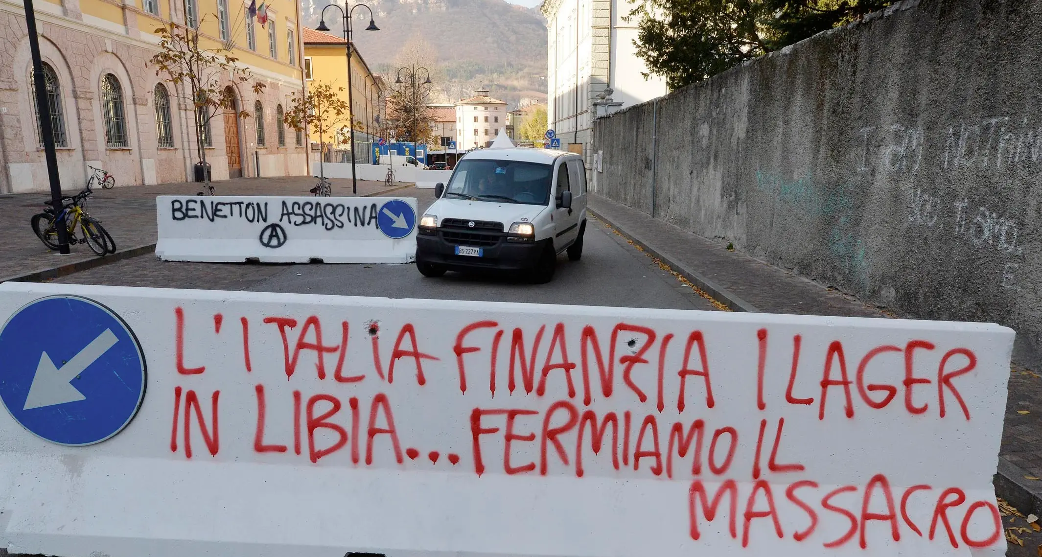 Barriere, saranno decorate dai writers: intanto però... ci hanno pensato gli anarchici