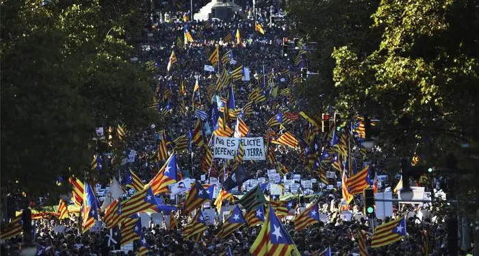 Madrid commissaria la Catalogna Reazioni durissime, sale lo scontro