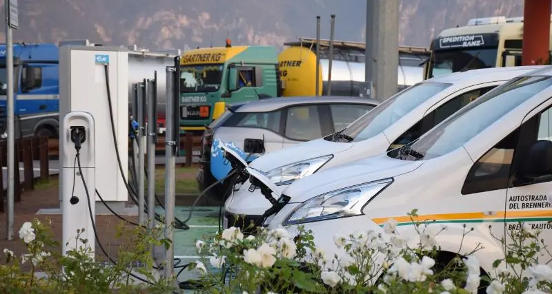 Auto elettriche: ricarica gratis in A22 grazie alla pala eolica