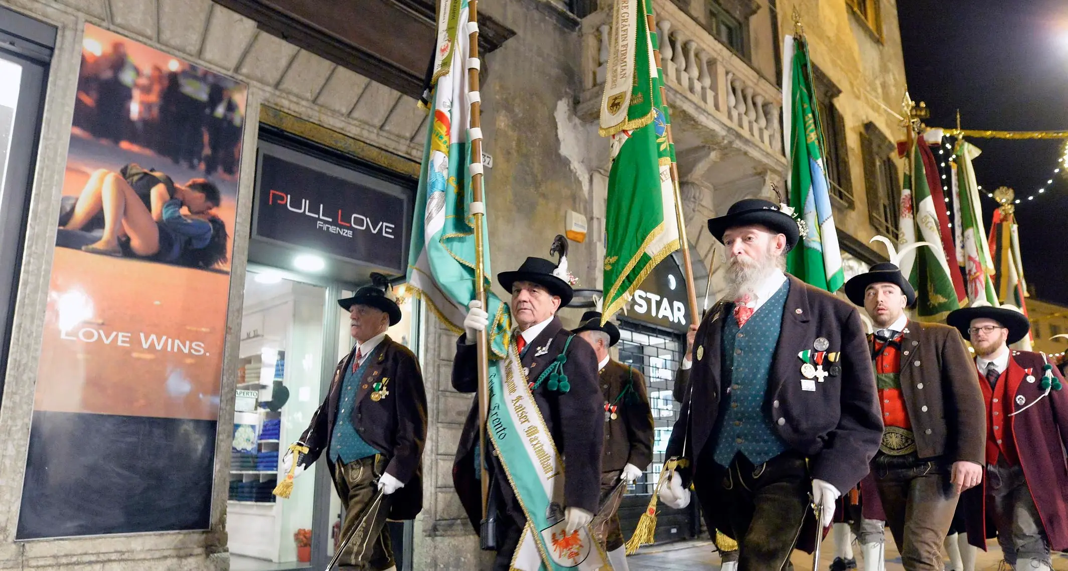 «Hofer, ancora troppa ignoranza» Schützen sfilano in pieno centro