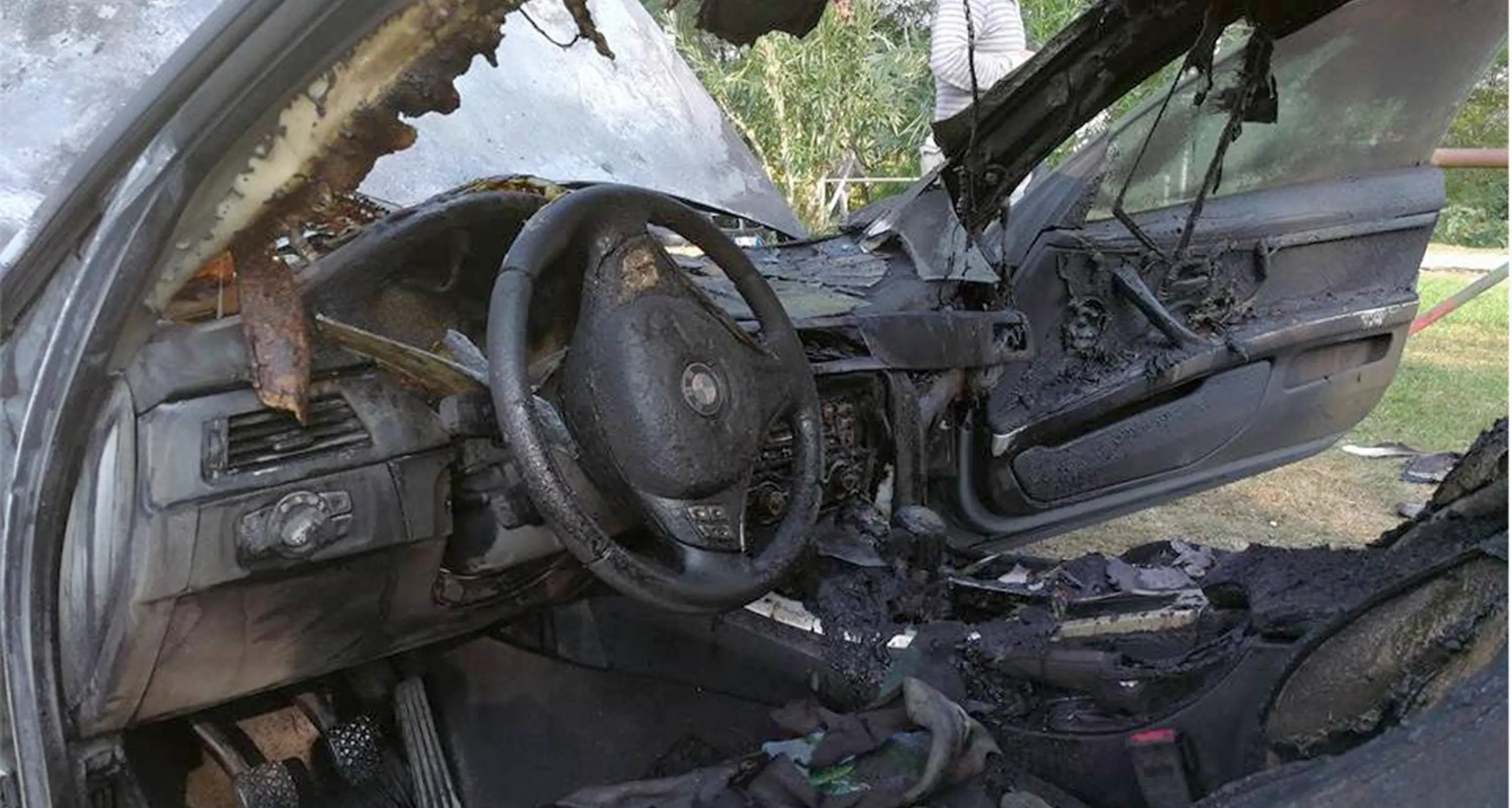 Marmitta surriscaldata: la Bmw ridotta in cenere