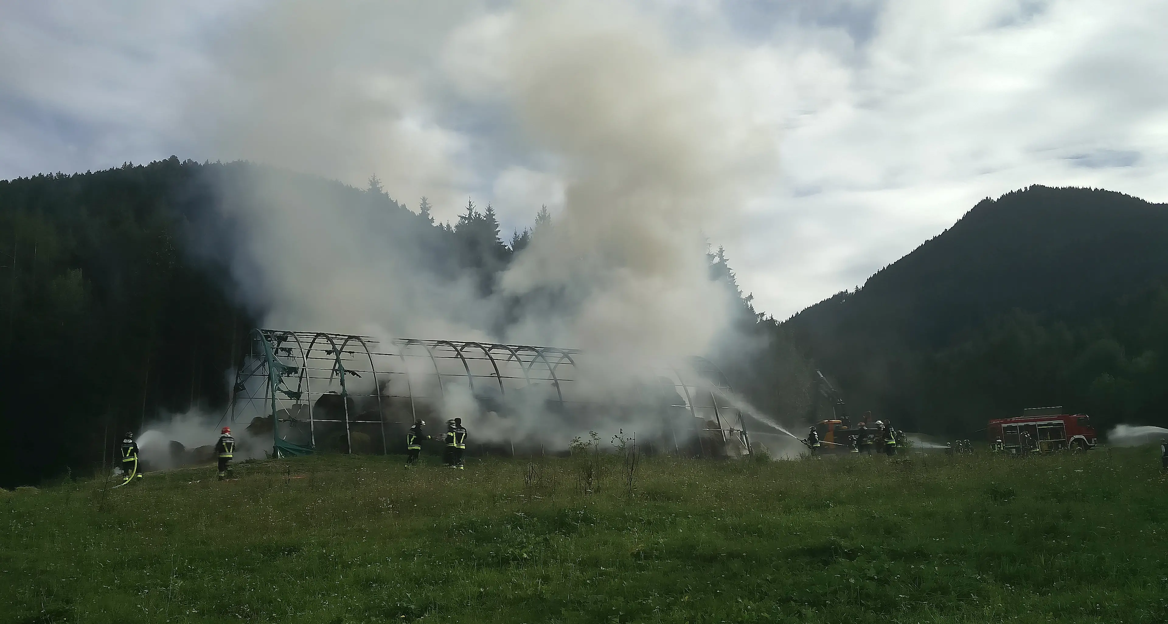 Bruciano le balle di fieno Pompieri al lavoro a Panchià