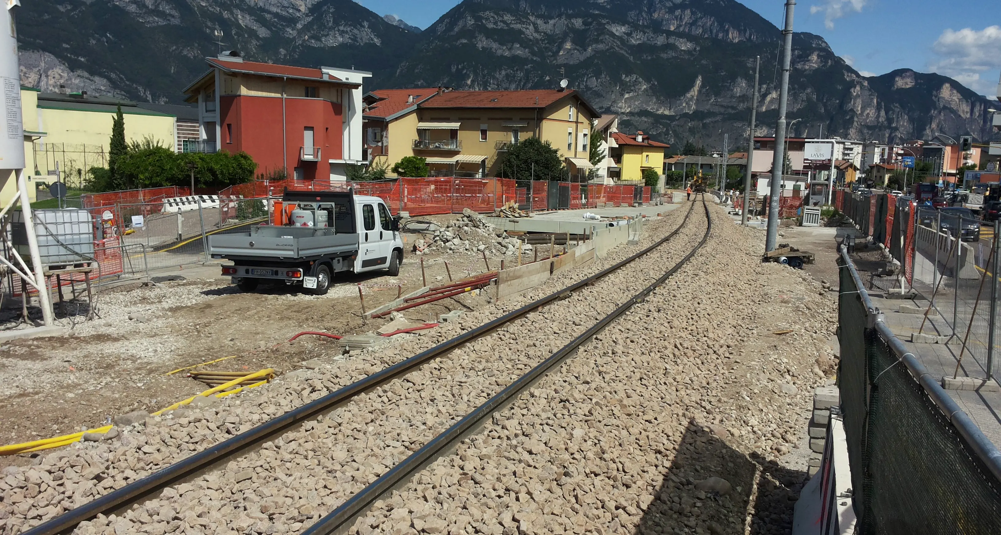 Lavis, quasi pronti i binari provvisori per riaprire la ferrovia Trento-Malé