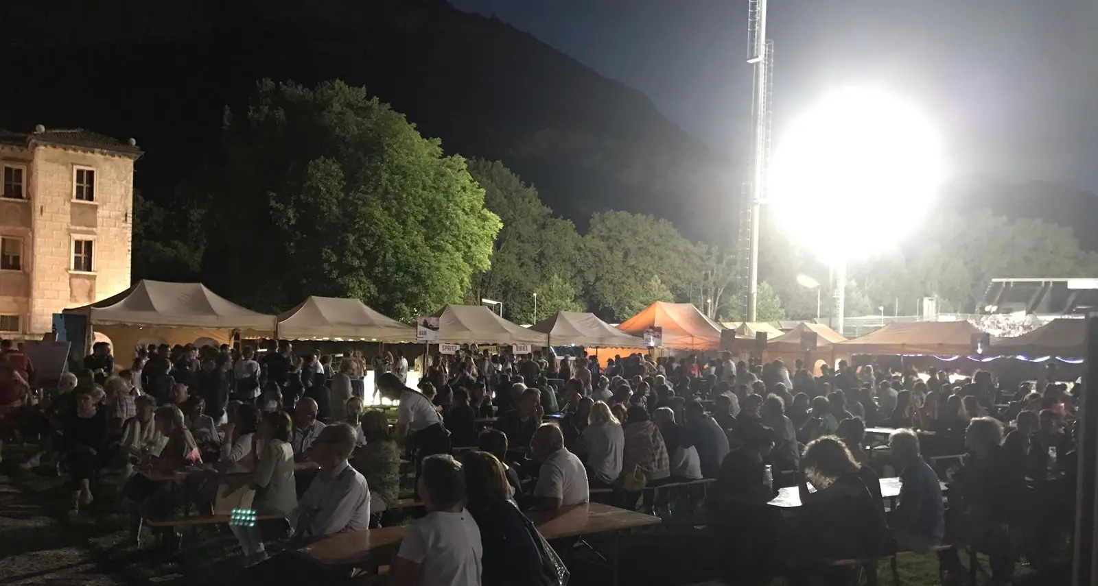 Cinque anni di Muse, stasera la grande festa sotto la Luna