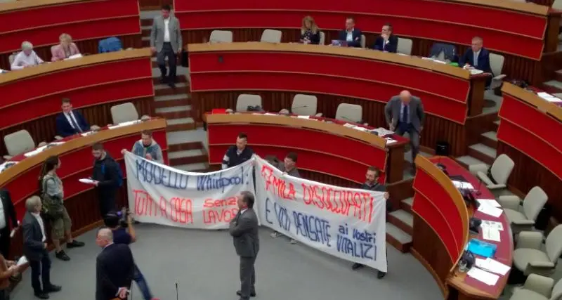 La protesta dei lavoratori ex Whirlpool blocca i lavori in consiglio provinciale