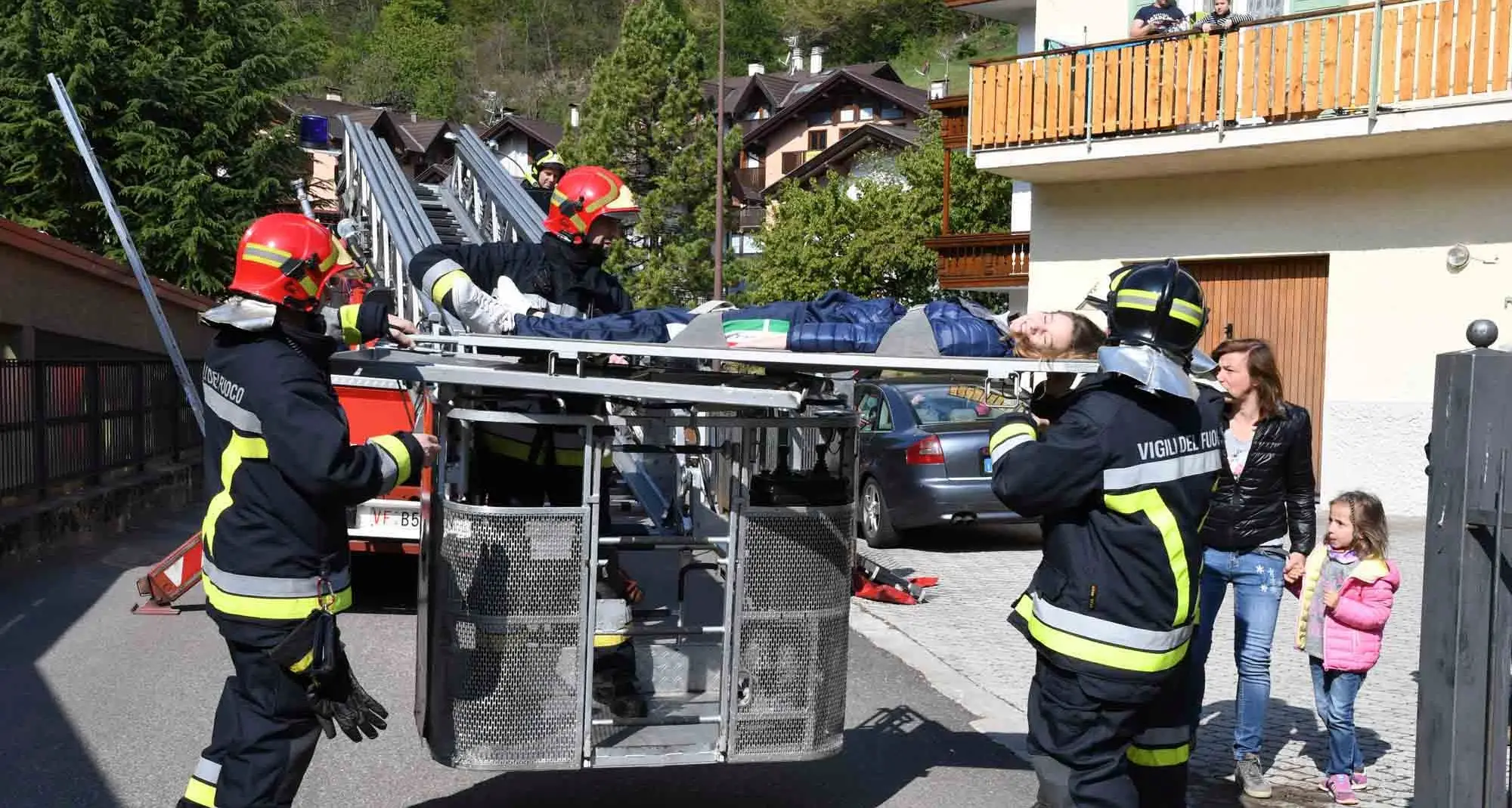 Malé, manovra spettacolare alla Casa di riposo