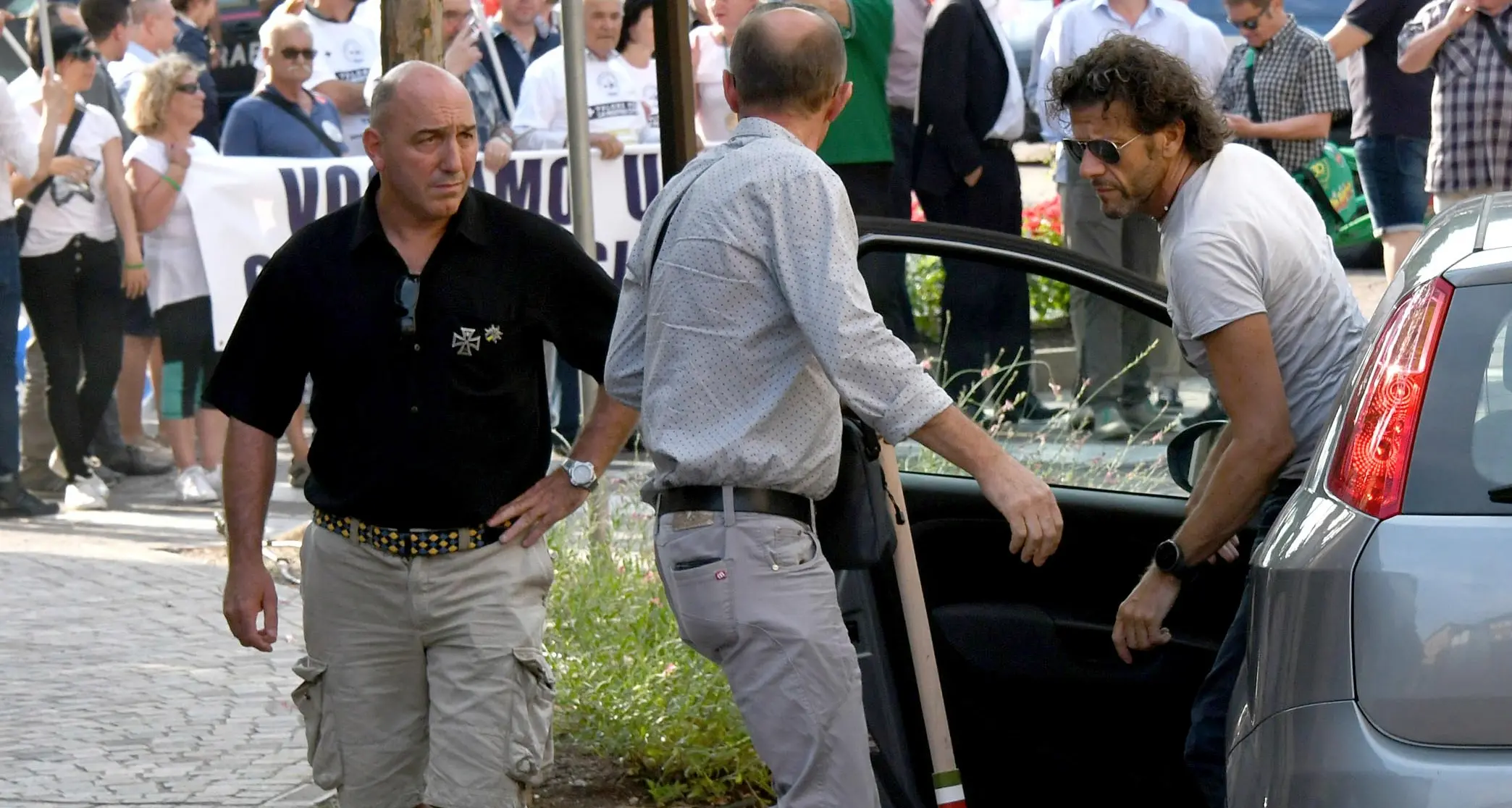 Mazza con l'immagine del Duce Perginese fermato al corteo