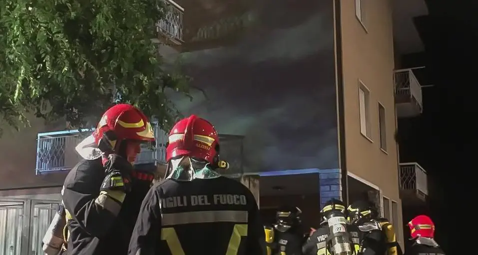 Fulmine sul tetto ad Ala, scoppia l'incendio Notte di lavoro per i vigili del fuoco, danni ingenti