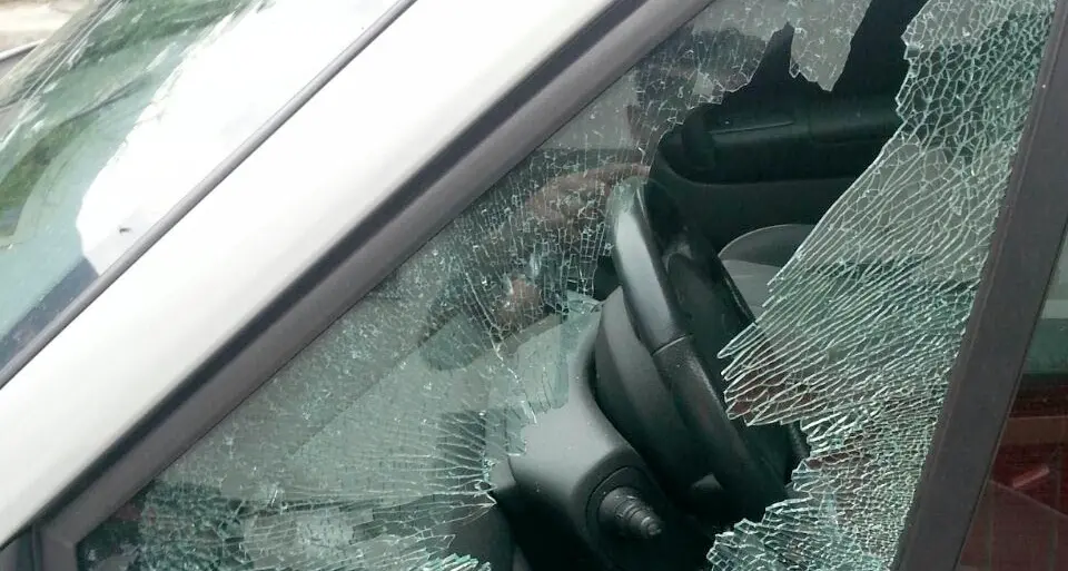 Auto danneggiate in viale Bolognini