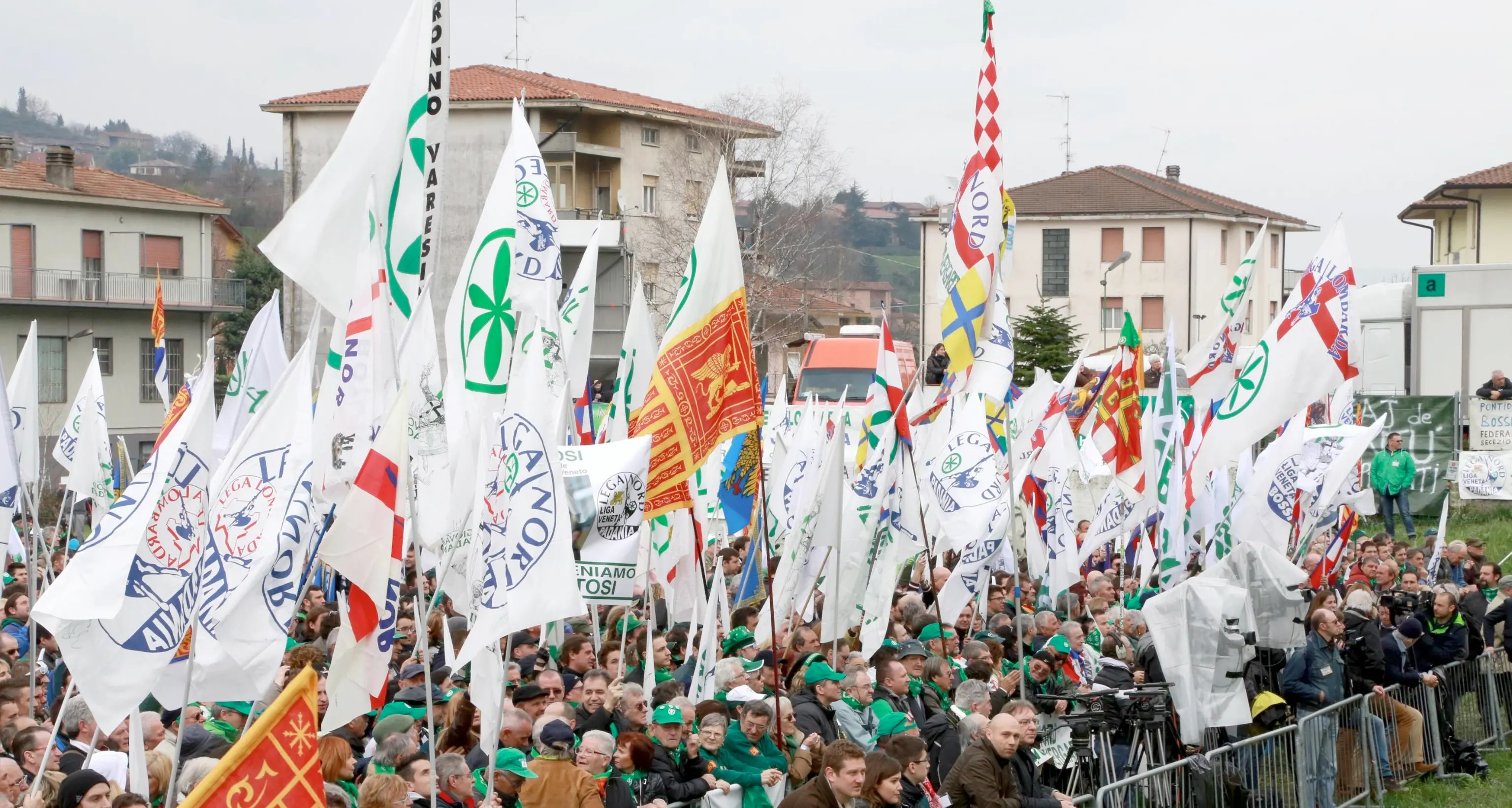 Pontida, via la tassa sui rifiuti Ma non per le coppie gay