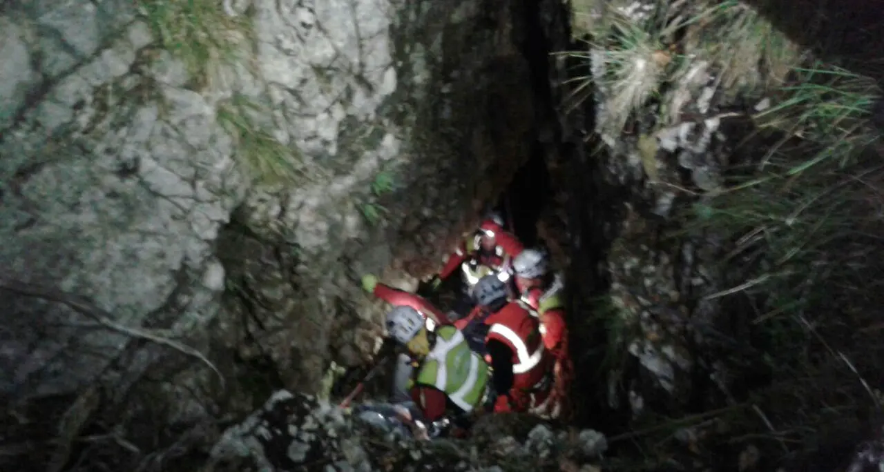 Intrappolato in una forra Salvato a notte fonda