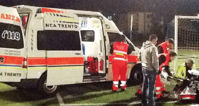 Paura allo stadio di Mezzolombardo Scontro di gioco, portiere crolla a terra