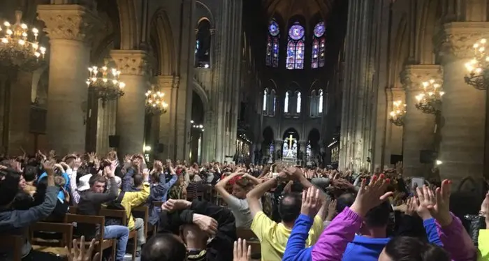 Sparatoria a Notre Dame Aggressore col martello