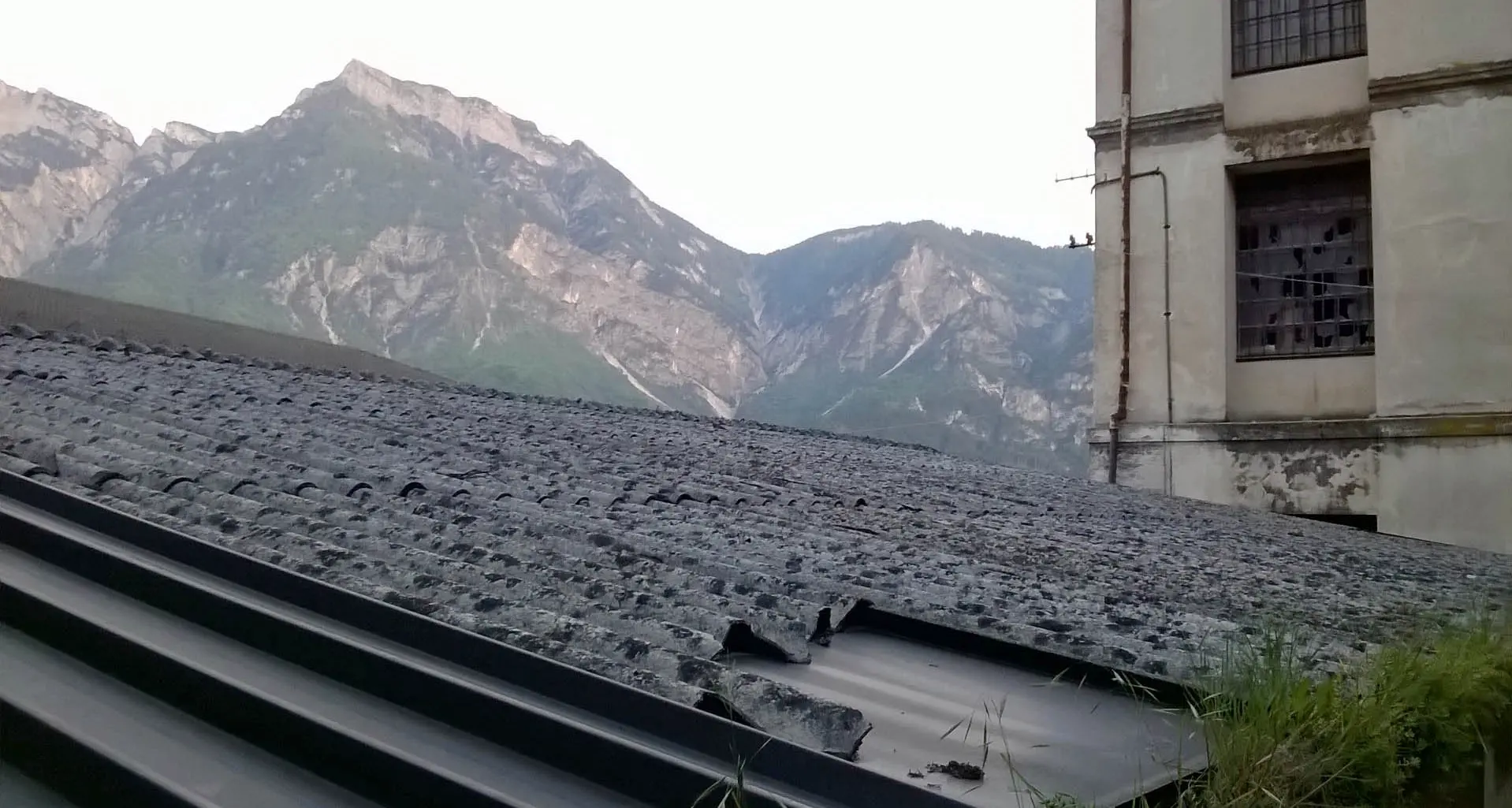 Levico, due particelle gemelle con due tetti in amianto