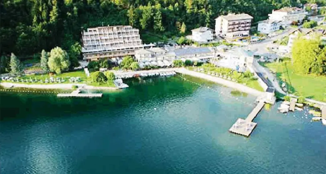 Lago di Levico, anche l'acqua è calda: superati i 30 gradi