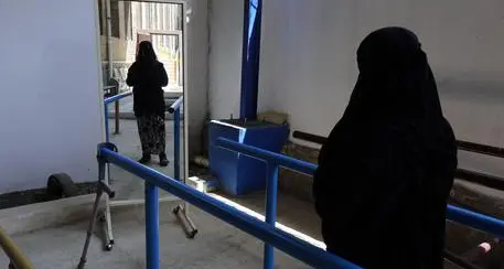 Non vuole indossare burqa, calci e pugni