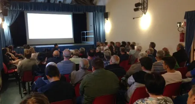 Sover, serata calda di confronto \"Il paese sta morendo, svegliamoci\"