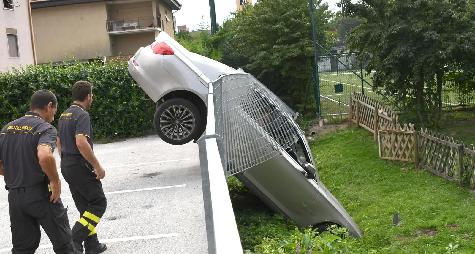 Ingrana la marcia sbagliata e con l'auto finisce di sotto