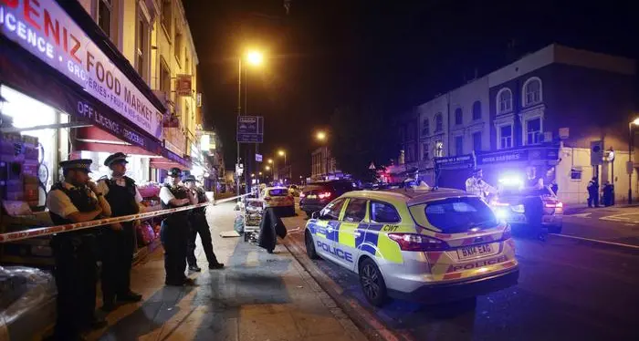 Londra, furgone travolge i fedeli davanti moschea: un morto, 8 feriti