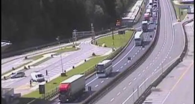 Camion in panne e auto fuori strada: traffico rallentato