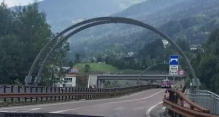 Strembo, il ponte si solleva dalla strada Chiuse la statale e la pista ciclabile