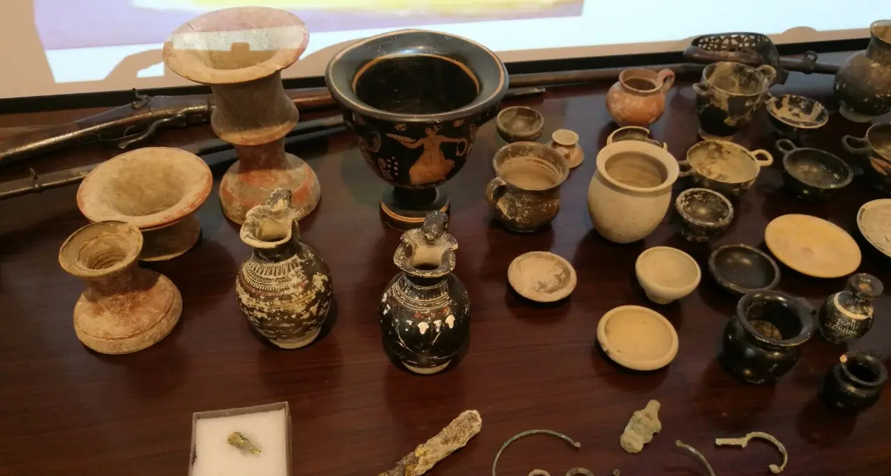 Denuncia finto furto di opere d'arte E in casa aveva reperti archeologici