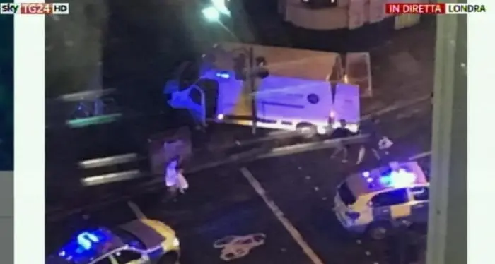 Attacco a Londra, uno dei killer in un video con la bandiera Isis