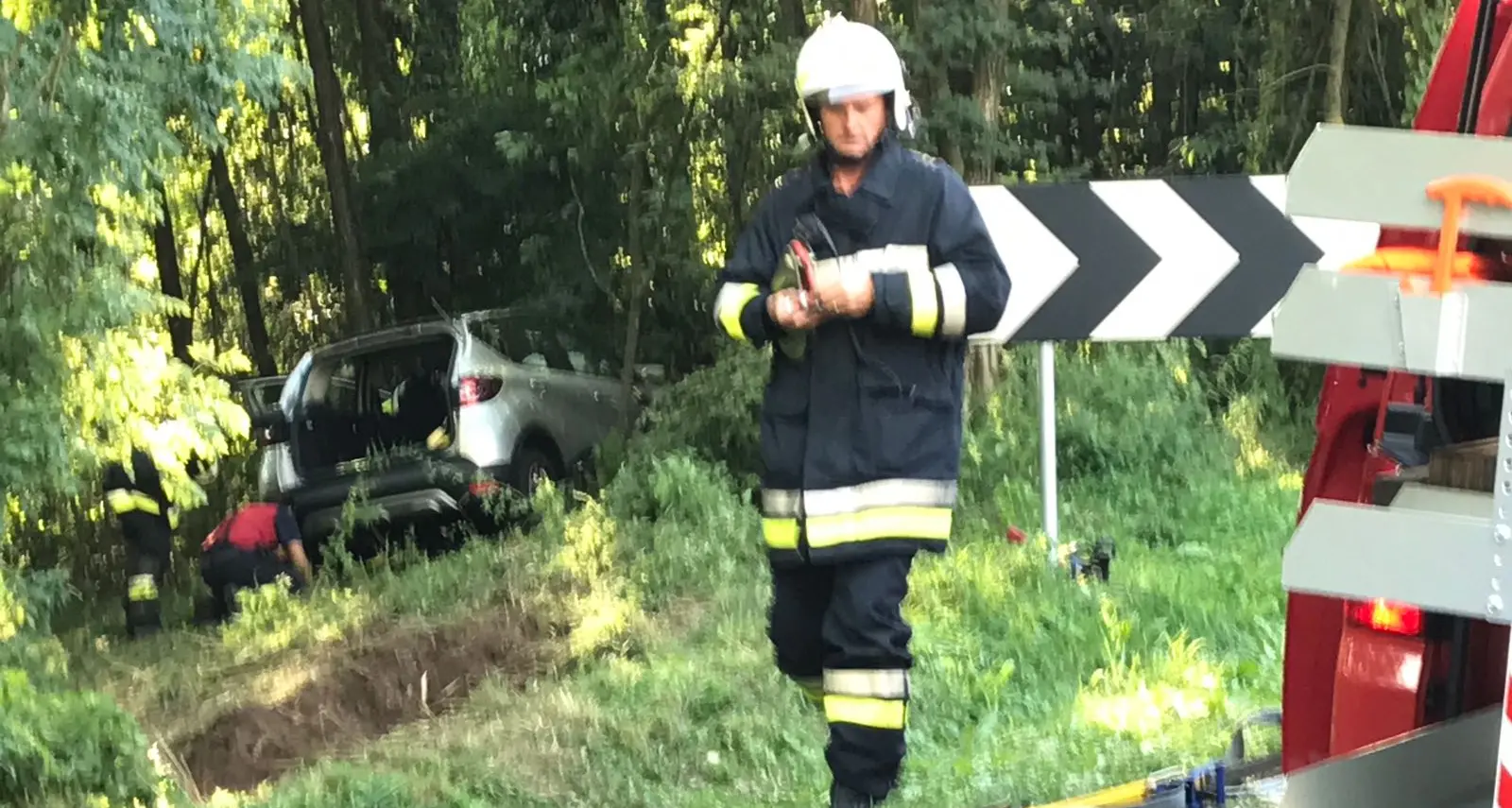 Vettura finisce nel bosco Due feriti tra Mala e Canezza