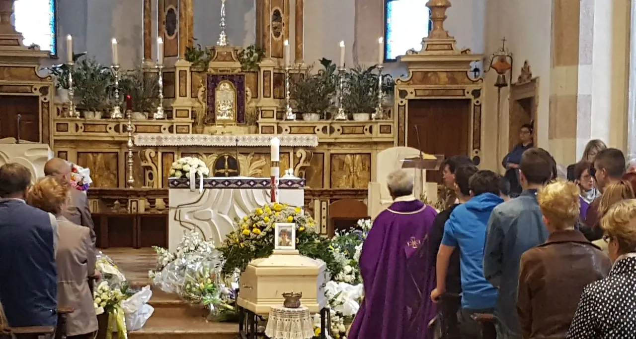 Niente funerale per Mirko Micheli: serve l'autopsia Esequie bloccate un'ora prima, gente già in chiesa