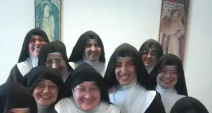 Le suore di clausura e i selfie su Facebook Le foto e il messaggio delle Clarisse di Borgo