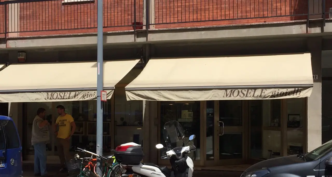 Rapina a mano armata nella gioielleria Mosele Trento, qattro persone chiuse in un ripostiglio