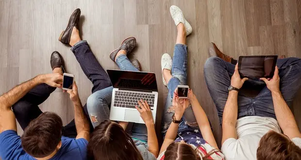 Ragazzi sempre più soli, il web fa da padre anche sul sesso