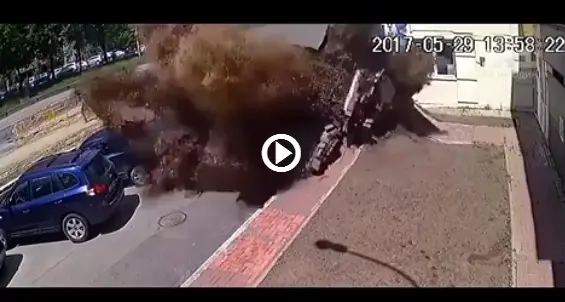 Esplodono le fogne Succede a Kiev: il video