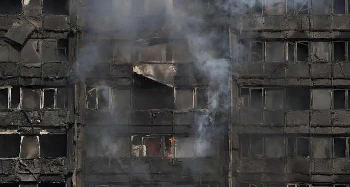 Inferno di Cristallo a Londra Incendio alla Grenfell Tower: video Diversi feriti, udite grida d'aiuto