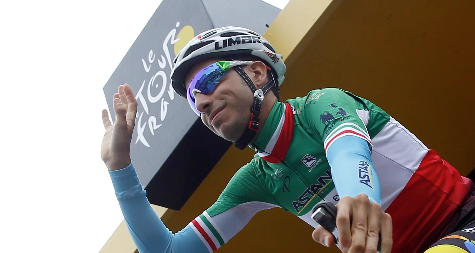 Tour, impresa di Aru s'impone in salita